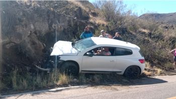 Una pareja resultó herida al chocar su auto contra una ladera en San Rafael