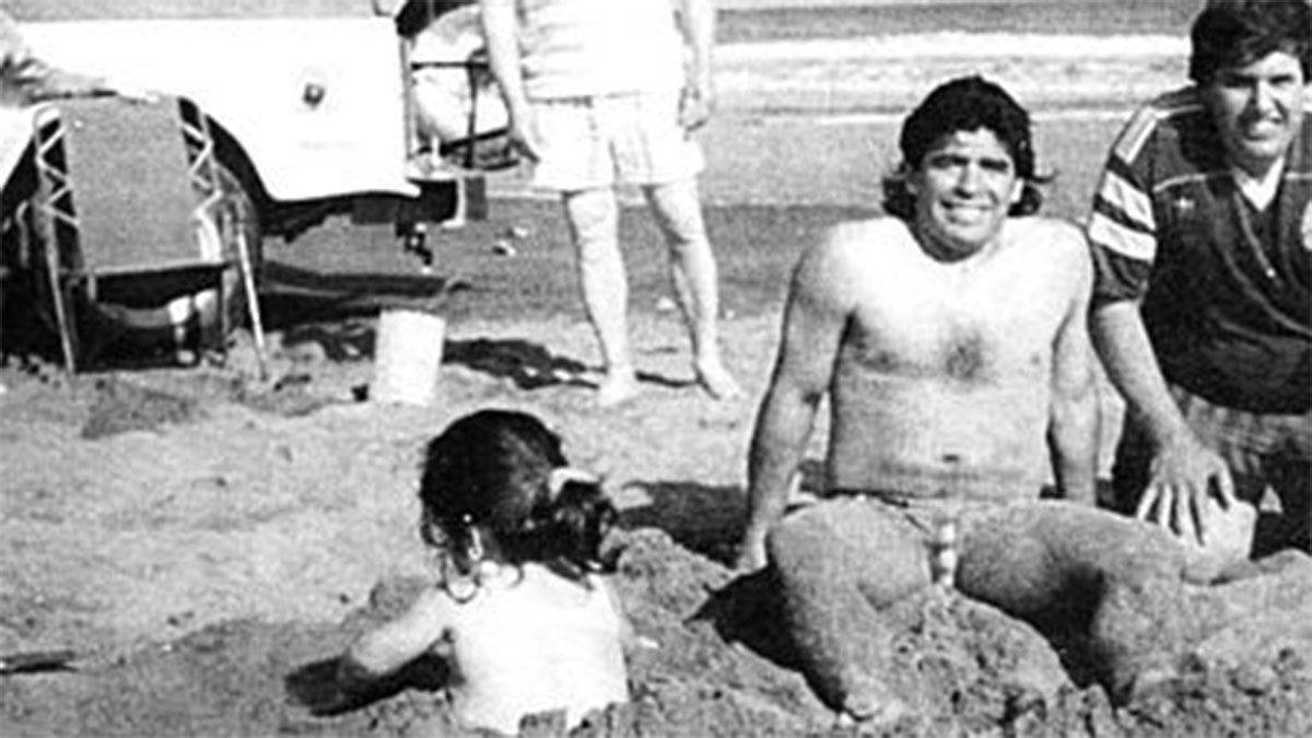 Maradona estaba en la playa Marisol. Maradona estaba en la playa Marisol.