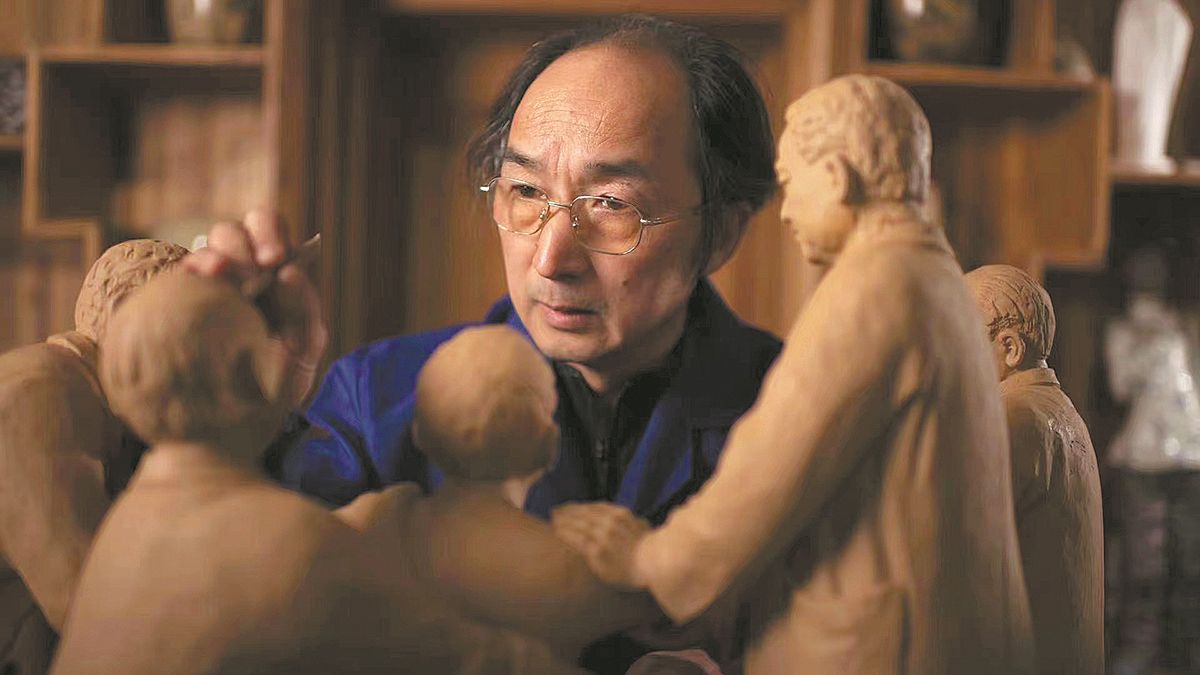Liu Kunting esculpe estatuillas de arcilla en su taller en Changsha