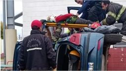 Tremendo accidente. Video: una mujer fue a rendir el examen de manejo y volcó su auto.