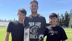 NIcolás Ferreryra está junto a Julián y Tomás Bustos en el estadio Víctor Legrotaglie.
