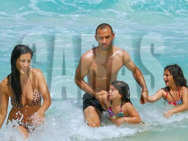 Las vacaciones de Mascherano y su bella mujer