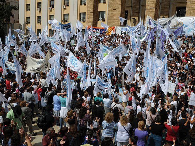 Este jueves se acreditará la devolución de los días de paro de los docentes