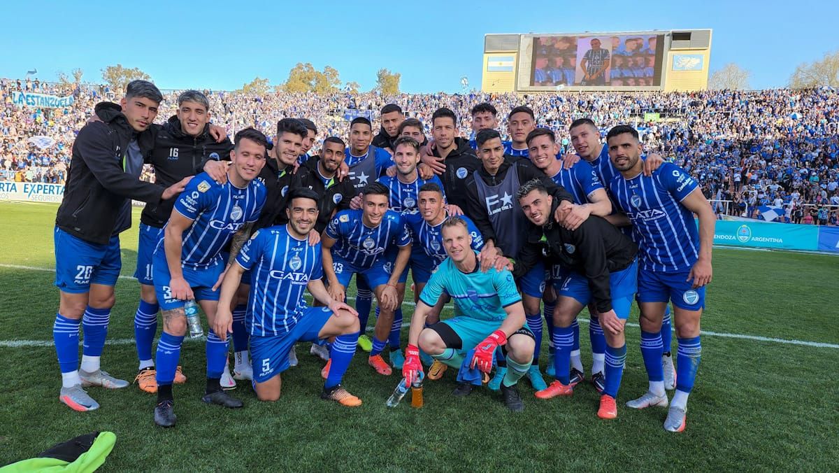 Ezequiel Bullaude y todos sus compañeros de Godoy Cruz, en la despedida