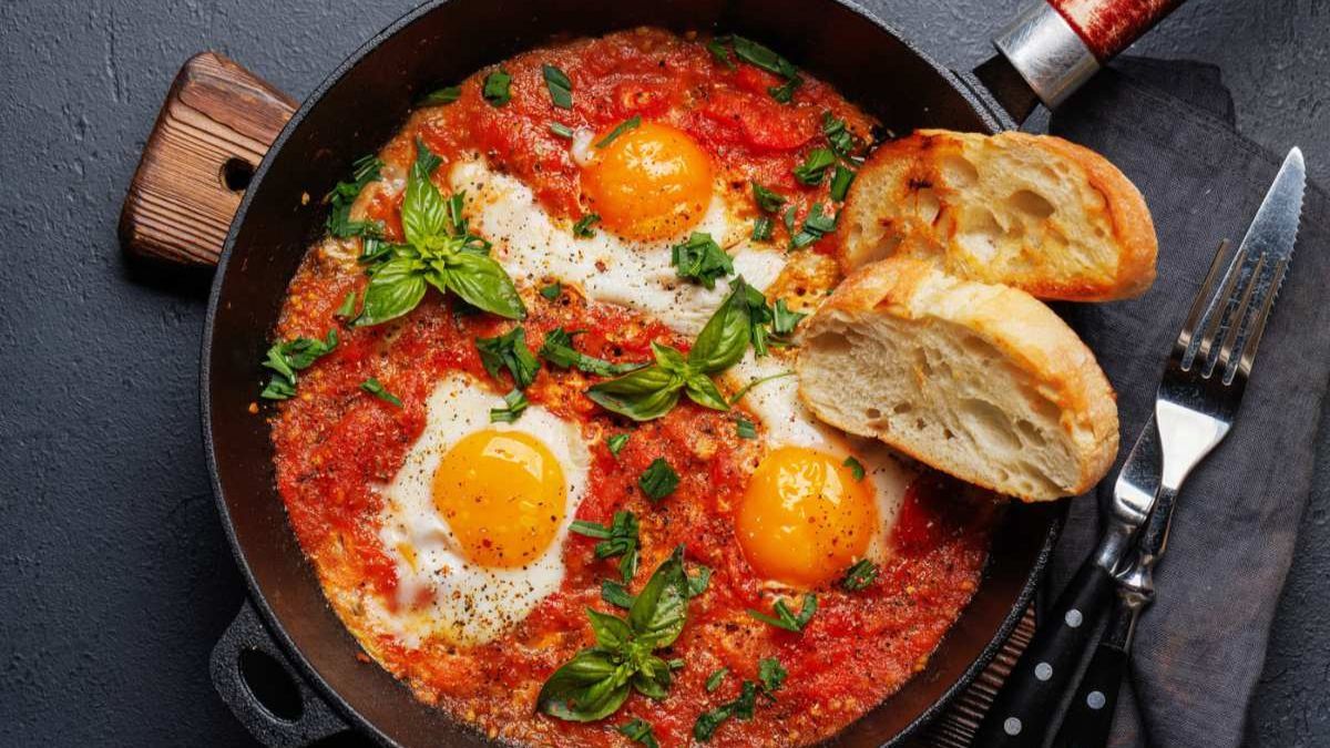 Los huevos en salsa de tomate son una de las recetas judías más ricas y nutritivas.