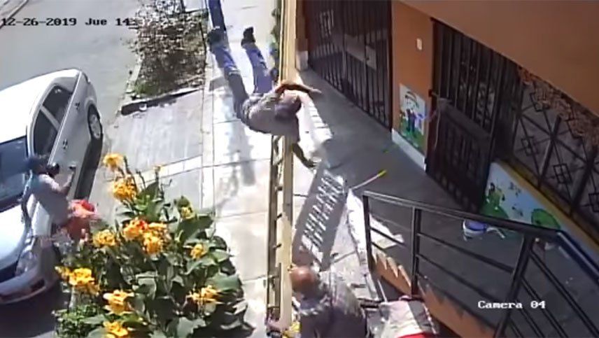 Video: un hombre en silla de ruedas le movió la escalera a un pintor para hacerlo caer
