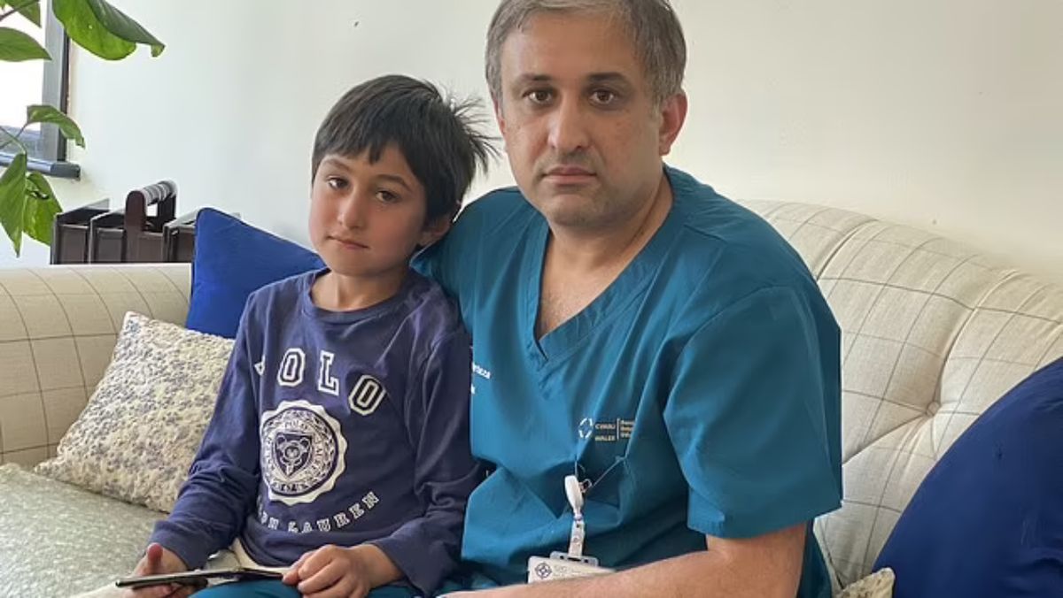 El doctor Muhammad Mutaza y su hijo Ashaz, quien sin darse cuenta realizó compras dentro de un juego de dragones por un total de 1.800 dólares, por lo que su padre tuvo que vender el auto para pagar la cuenta.
