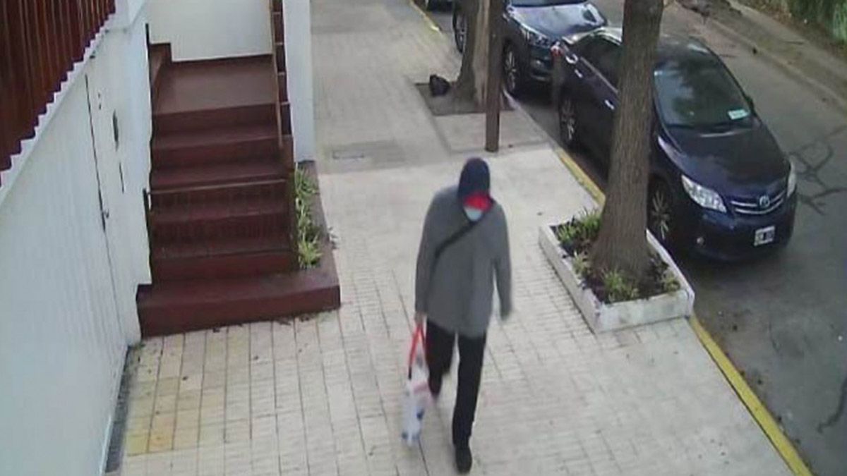 El hijo del matrimonio de jubilados asesinado fue visto caminando el día del doble crimen en cercanías de la casa de sus padres, en Vicente López