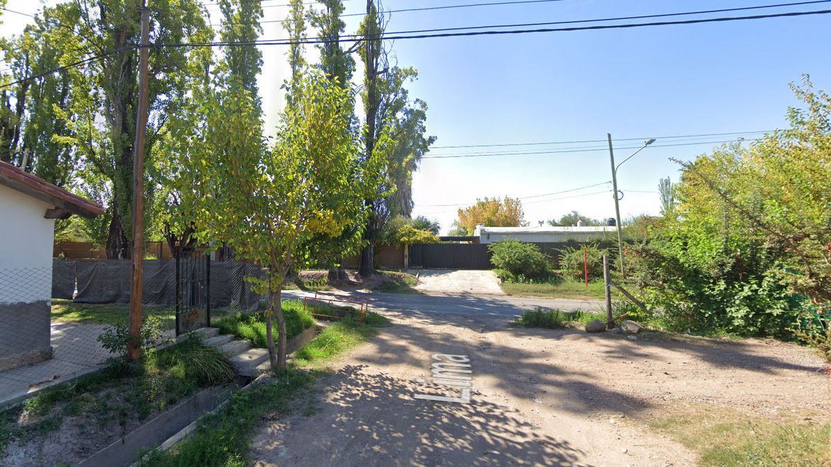 El nene ahogado murió tras caer a una pileta en un quincho que habían alquilado en calle Perito Moreno y callejón Lima, de Maipú. El nene ahogado murió tras caer a una pileta en un quincho que habían alquilado en calle Perito Moreno y callejón Lima, de Maipú.