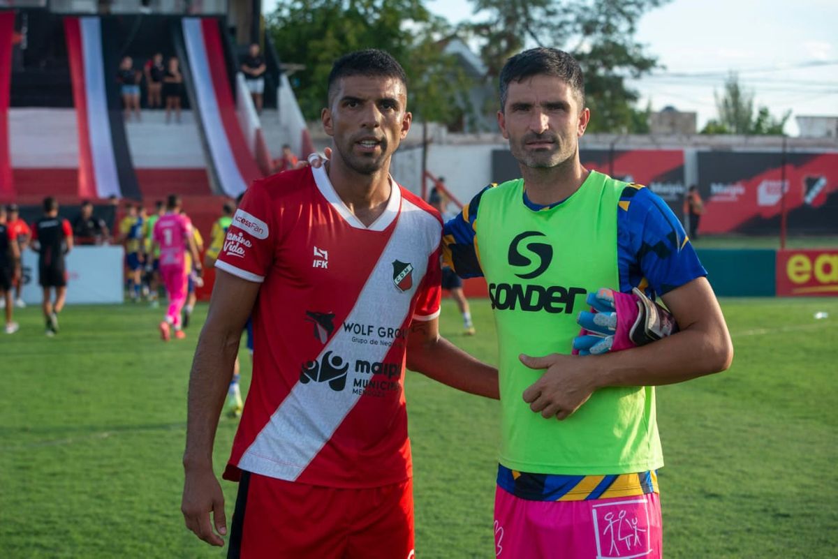 El defensor Nicolás Agorreca junto al arquero de Atlanta, Pedro Fernández