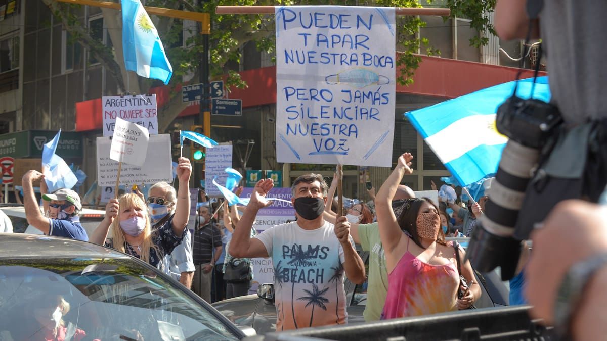 Muchos mendocinos se sumaron a la convocatoria opositora al gobierno nacional del 12 de Octubre y marcharon por calle San Martín y Peatonal. (Fotos: Martín Pravata/Diario UNO)