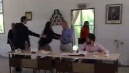 Video: pelea entre concejales por una denuncia de abuso contra una reina