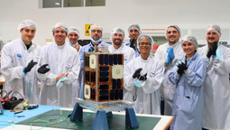 El equipo compuesto por técnicos de CONAE, UNLP, UNSAM y UBA desarrollaron el satélite que formará parte de la histórica expedición de la NASA. El equipo compuesto por técnicos de CONAE, UNLP, UNSAM y UBA desarrollaron el satélite que formará parte de la histórica expedición de la NASA.