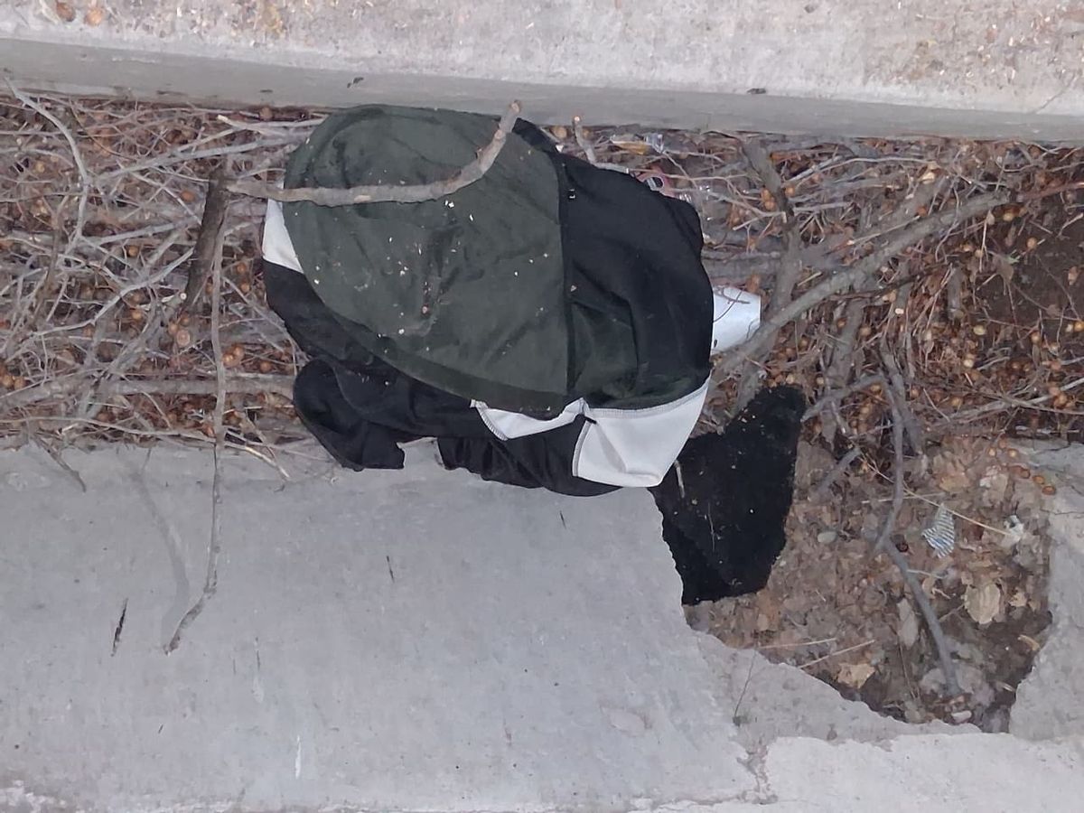 La Policía incautó guantes, un cuello polar y un buzo descartados por los delincuentes al intentar escapar a pie. La Policía incautó guantes, un cuello polar y un buzo descartados por los delincuentes al intentar escapar a pie.