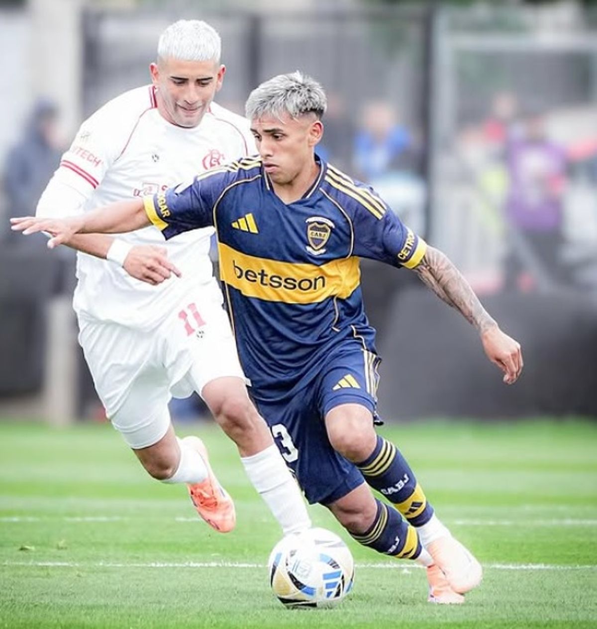 Leandro Paredes felicit&oacute; a Milton Delgado.