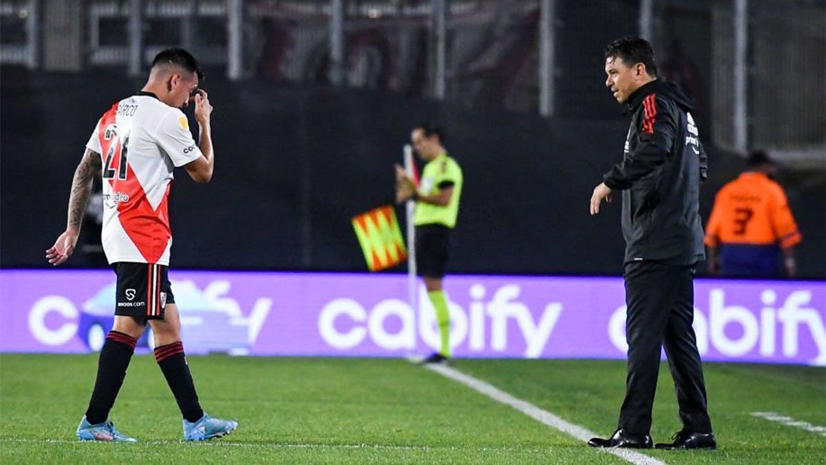 Esequiel Barco se fue apesadumbrado de la cancha después de lesionarse. Recibe el apoyo del DT de River, Marcelo Gallardo.