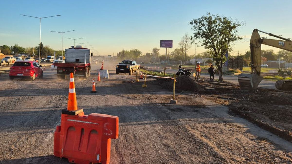 El sector de obra del Acceso Sur quedó señalizado para todos los conductores, debido a que hay solo dos carriles habilitados. El sector de obra del Acceso Sur quedó señalizado para todos los conductores, debido a que hay solo dos carriles habilitados.