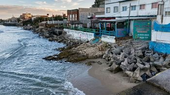 El mar avanza sin freno en un popular balneario de la Costa y hay 300 edificios con riesgo de derrumbe