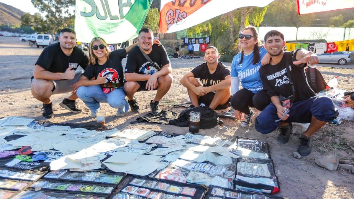 Los vendedores ambulantes y fanáticos estuvieron a la orden del día. Los vendedores ambulantes y fanáticos estuvieron a la orden del día.
