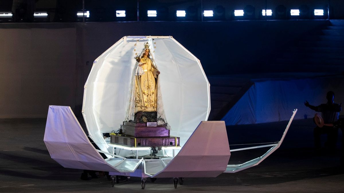 La aparición de la Virgen de la Carrodilla esta vez fue a través de un dispositivo escenográfico que la descubrió. La aparición de la Virgen de la Carrodilla esta vez fue a través de un dispositivo escenográfico que la descubrió.