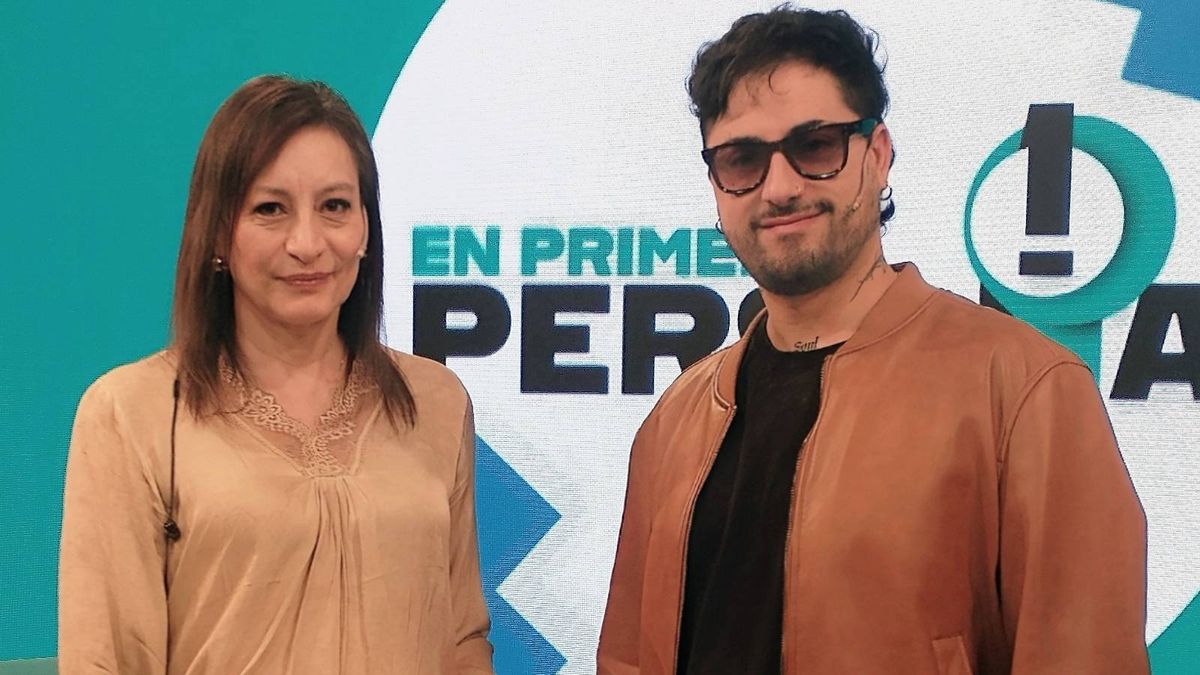 La periodista Carina Scandura junto a su entrevistado Gabriel Nazar, de Gauchito Club. La periodista Carina Scandura junto a su entrevistado Gabriel Nazar, de Gauchito Club.