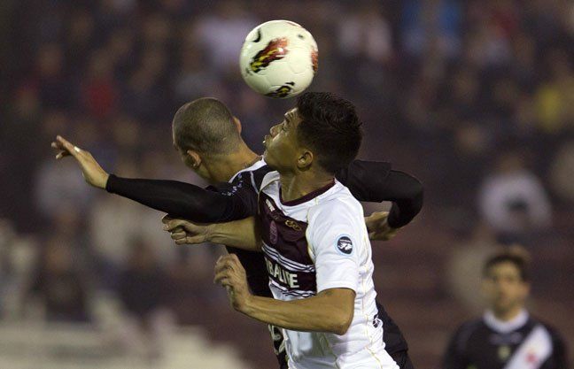 Lanús se enojó y le rescindió el contrato a Teo Gutiérrez
