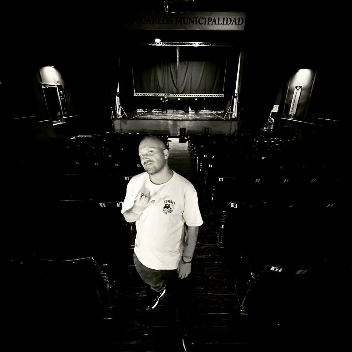 Pancho Carrasco es chileno y desde finales de los '90 que desarrolla en Mendoza su carrera artística. Pancho Carrasco es chileno y desde finales de los '90 que desarrolla en Mendoza su carrera artística.