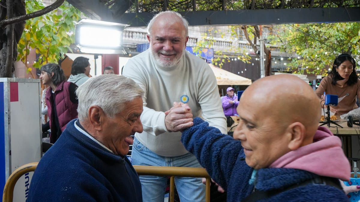 Dellamaggiore y los saludos, en la "peña" radial de mayo. Dellamaggiore y los saludos, en la "peña" radial de mayo.