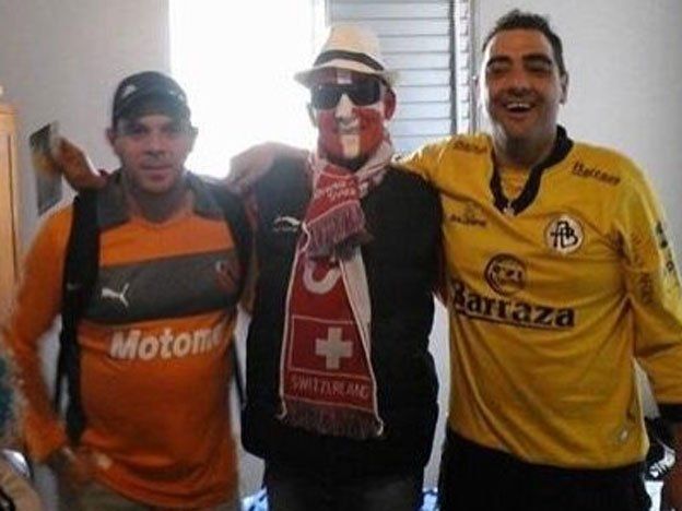 ¡Mirá quien se disfrazó de hincha suizo para poder ver a la Argentina!