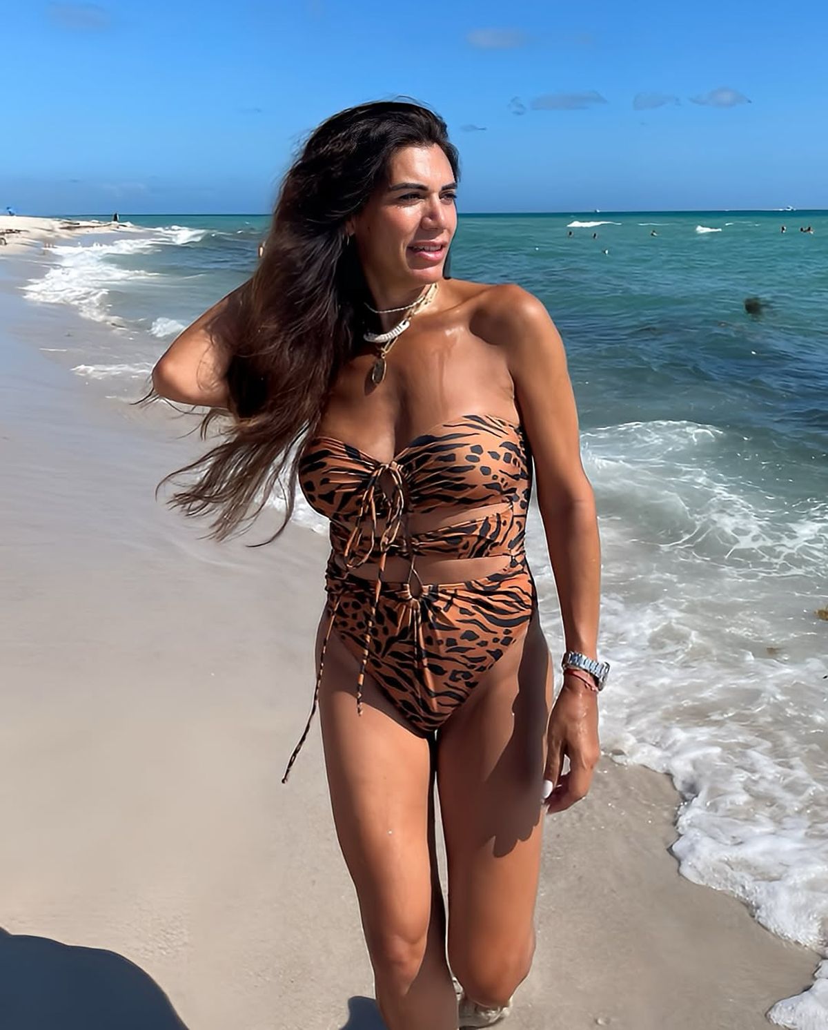 Florencia de la V paseó en enteriza por las playas de Miami y causó furor: Florencia de la V paseó en enteriza por las playas de Miami y causó furor: