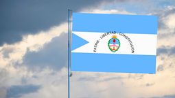La bandera de la provincia argentina que es casi idéntica a la nacional bajo el lema Patria, libertad, constitución La bandera de la provincia argentina que es casi idéntica a la nacional bajo el lema Patria, libertad, constitución
