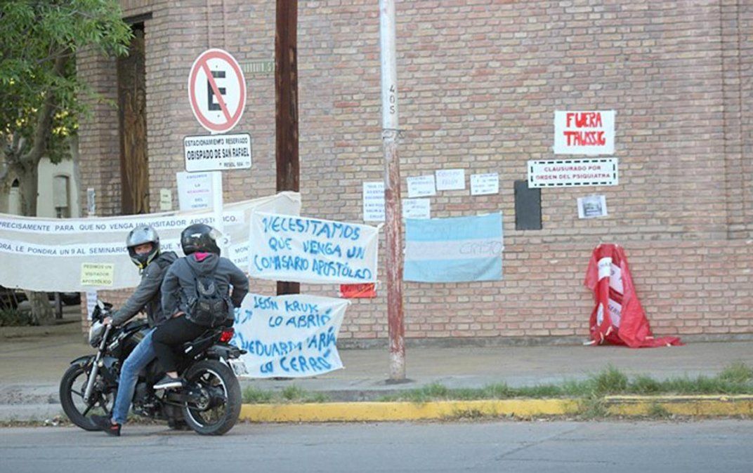 Los carteles pidiendo la renuncia de Taussig. Foto Diario San Rafael.