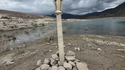 Así, a la intemperie, está hoy la Virgen del Agua por la caída del caudal del dique Potrerillos. Gentileza