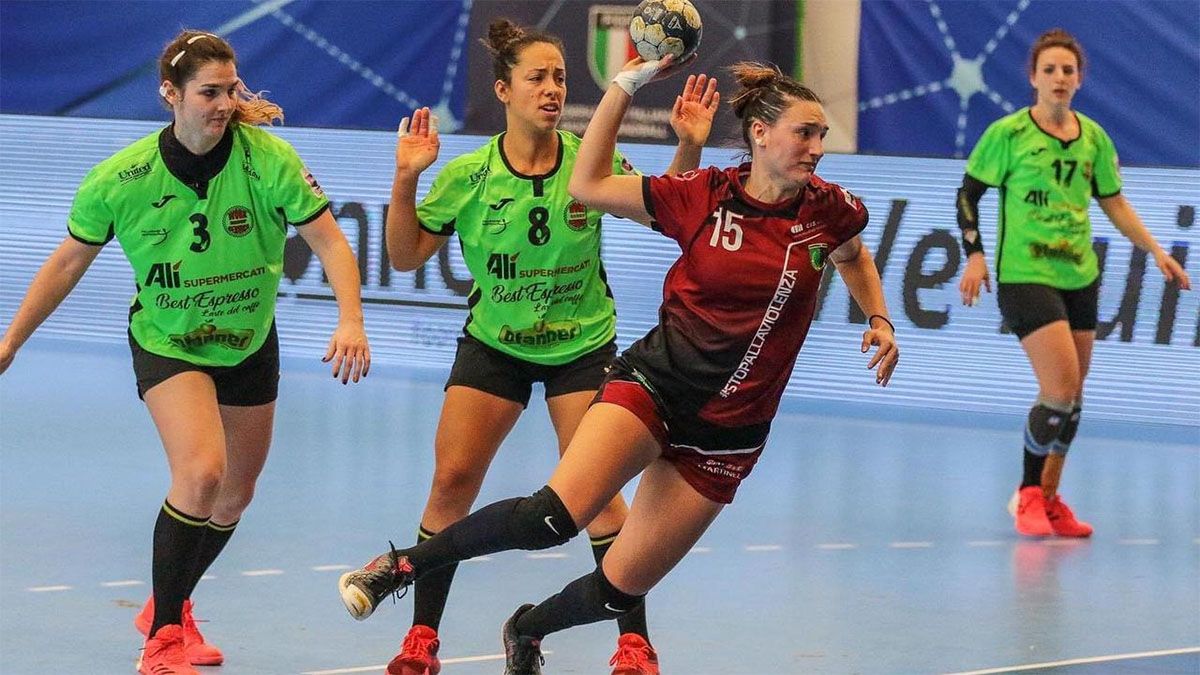Valentina Martínez se destaca en el handball de Italia