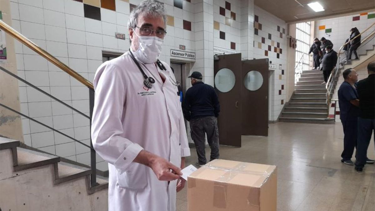 AMPROS dispuso 29 mesas en toda la provincia para que los profesionales pudiesen votar. Aquí en el Hospital Central.