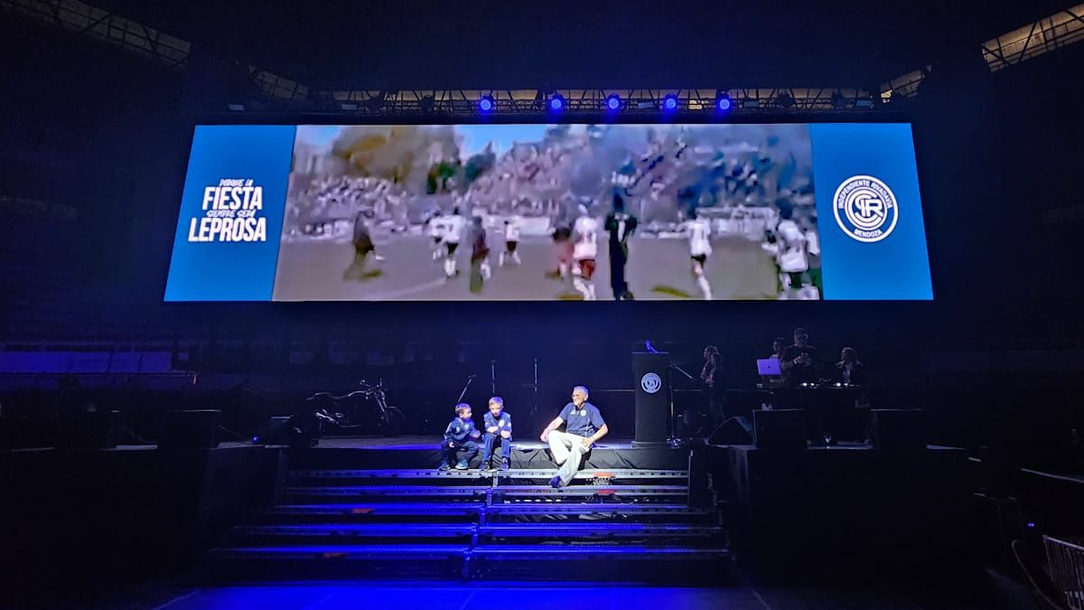 En una pantalla gigante los hinchas de Independiente Rivadavia disfrutaron de las imágenes del ascenso a Primera. En una pantalla gigante los hinchas de Independiente Rivadavia disfrutaron de las imágenes del ascenso a Primera.