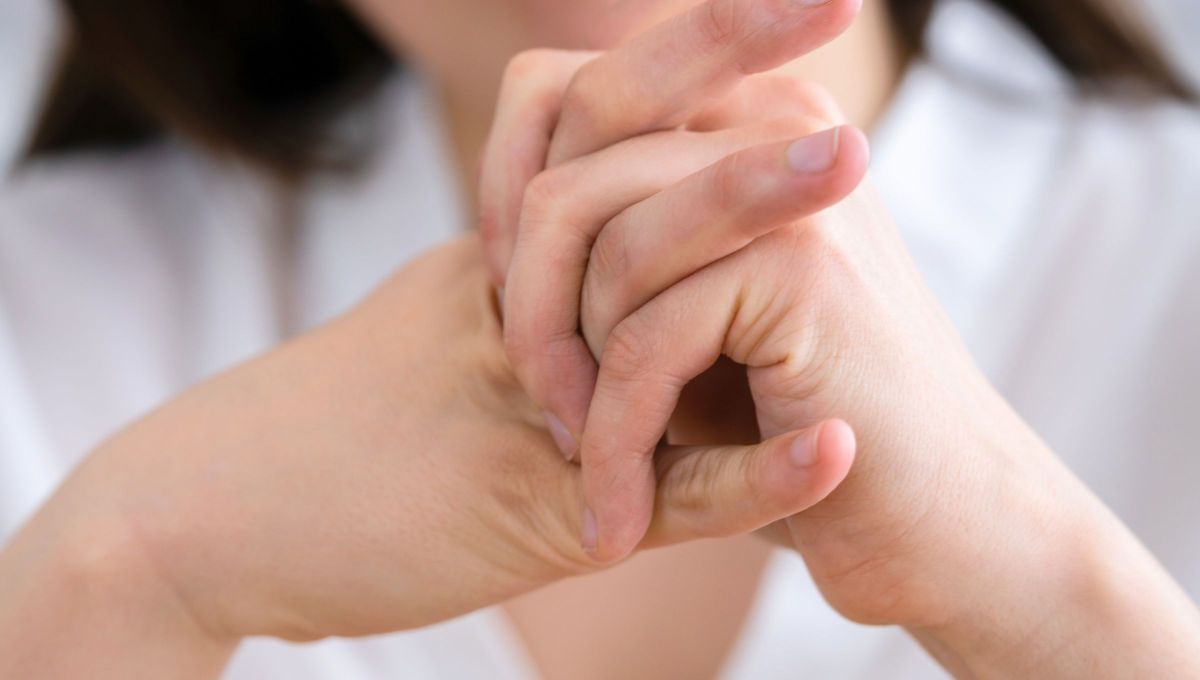 Crujirse los dedos: qué significa según la psicología del comportamiento