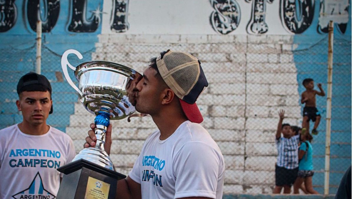 Nicolás Chacón fue el gran protagonista con el gol que marcó de penal en al cancha de Andes Talleres. Nicolás Chacón fue el gran protagonista con el gol que marcó de penal en al cancha de Andes Talleres.