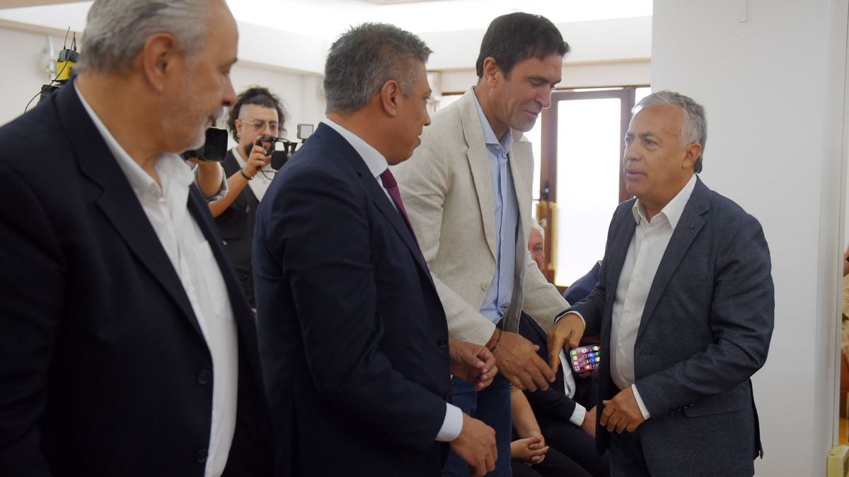 Convivencia política. El intendente de Tunuyán Emir Andraos -peronista- saluda al gobernador Alfredo Cornejo.