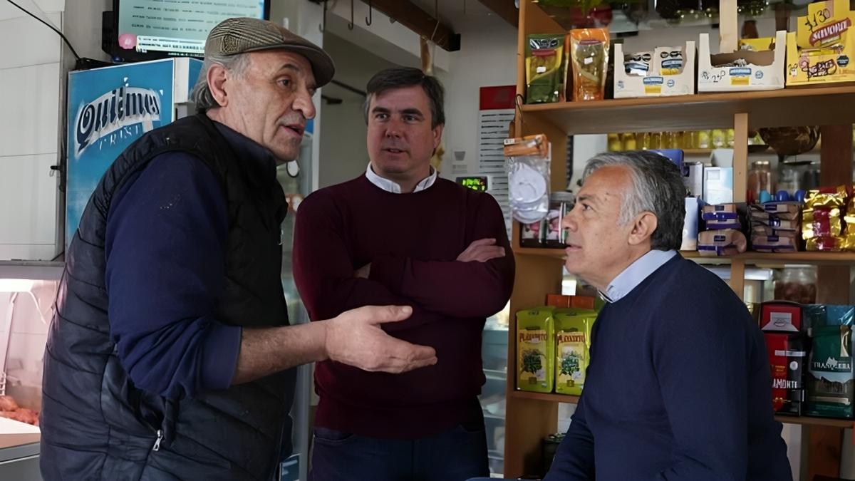 Luis López (centro) y Alfredo Cornejo (derecha) dialogaron con comerciantes de Tunuyán.