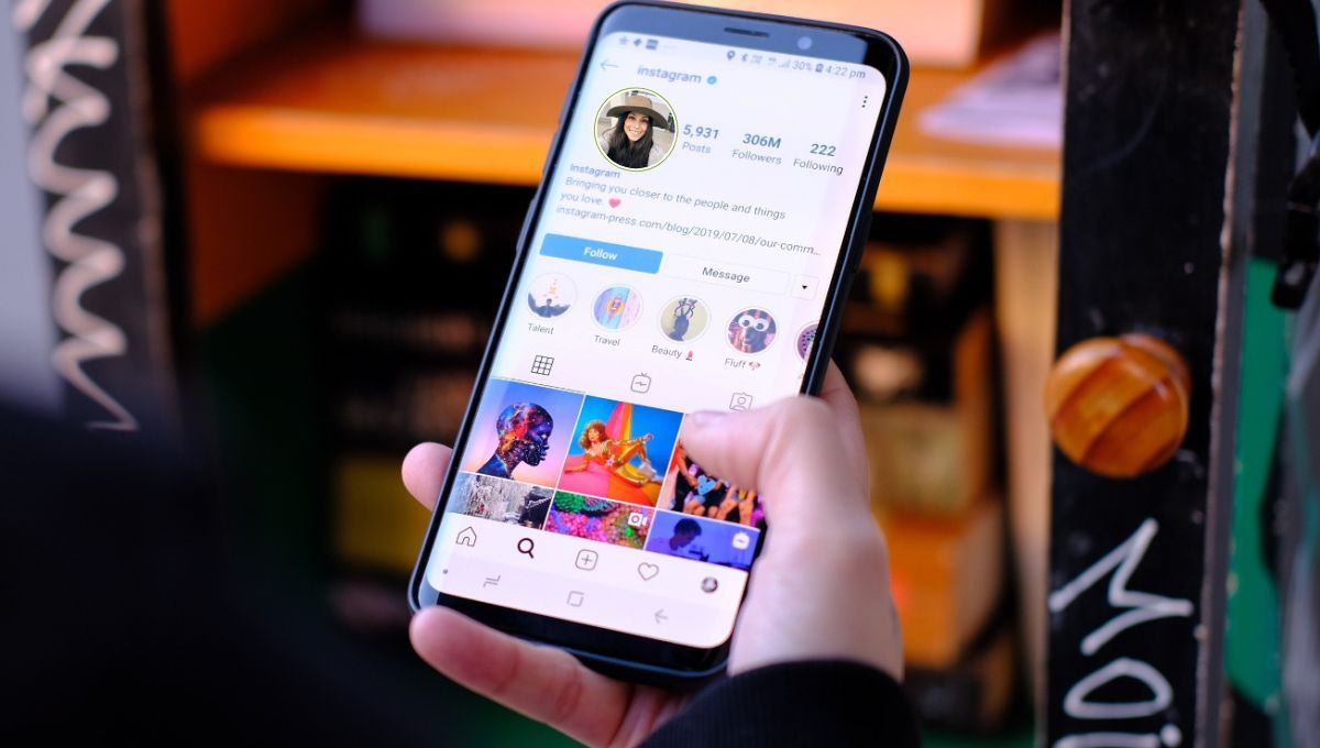 Uso del celular y redes sociales durante el scroll infinito.