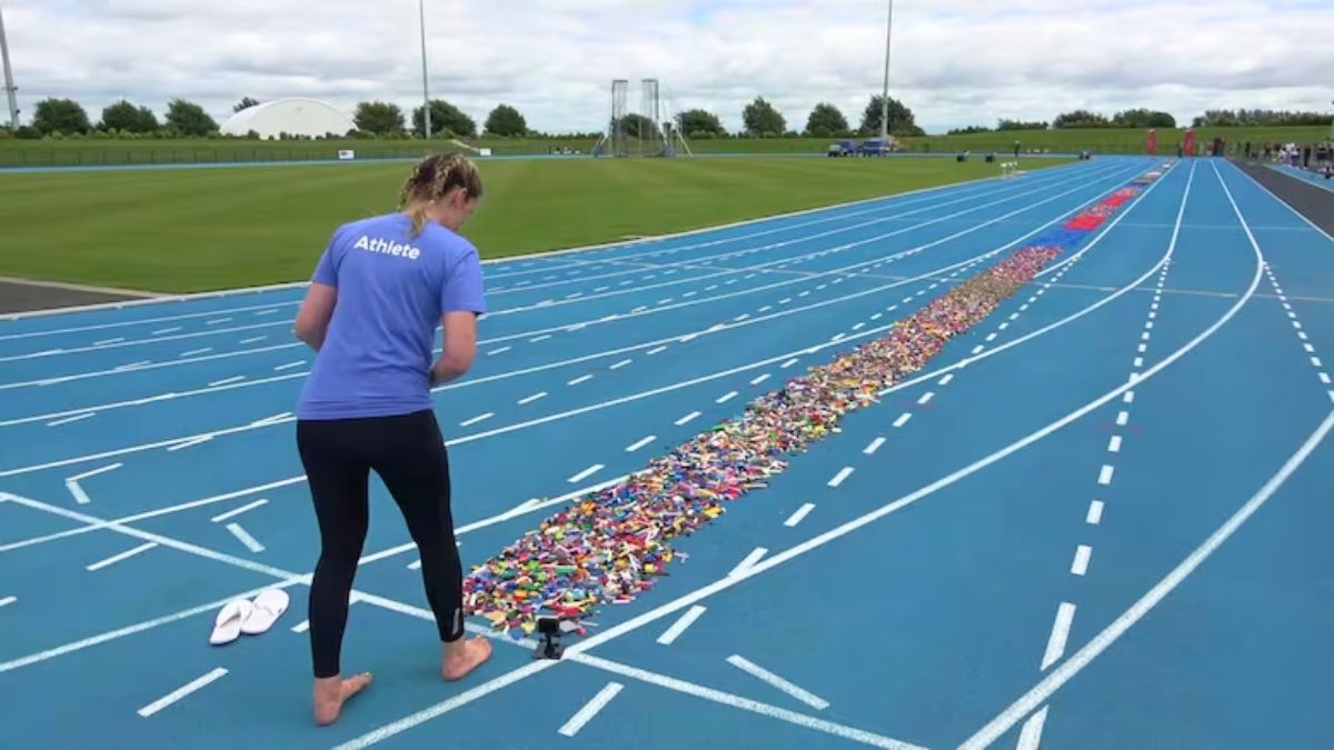El récord Guinness consistía en correr 100 metros sobre bloques Lego. El récord Guinness consistía en correr 100 metros sobre bloques Lego.
