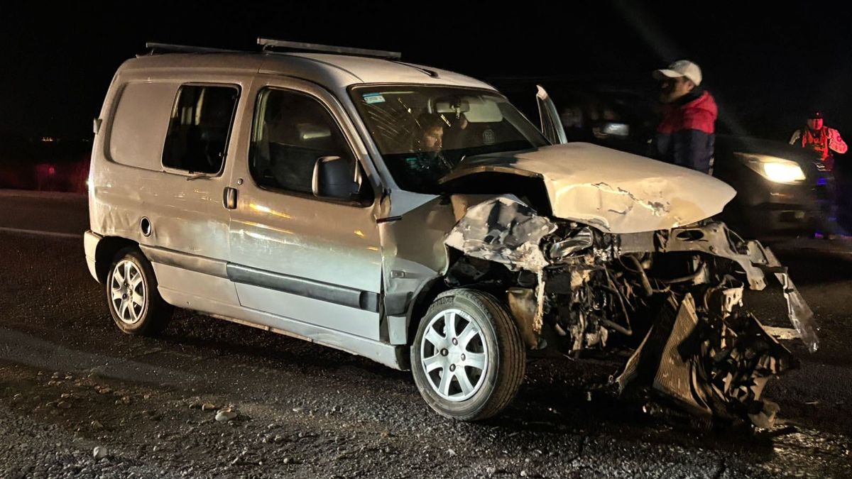 Las víctimas del accidente aseguraron que el Peugeot Partner circulaba sin luces, por lo que no lo vieron y se produjo el choque. Las víctimas del accidente aseguraron que el Peugeot Partner circulaba sin luces, por lo que no lo vieron y se produjo el choque.