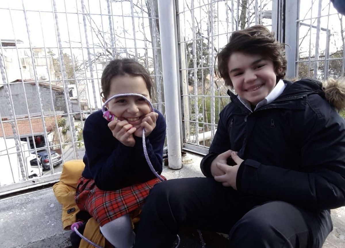 El joven de Todo por mi hija se transformó en un galán.