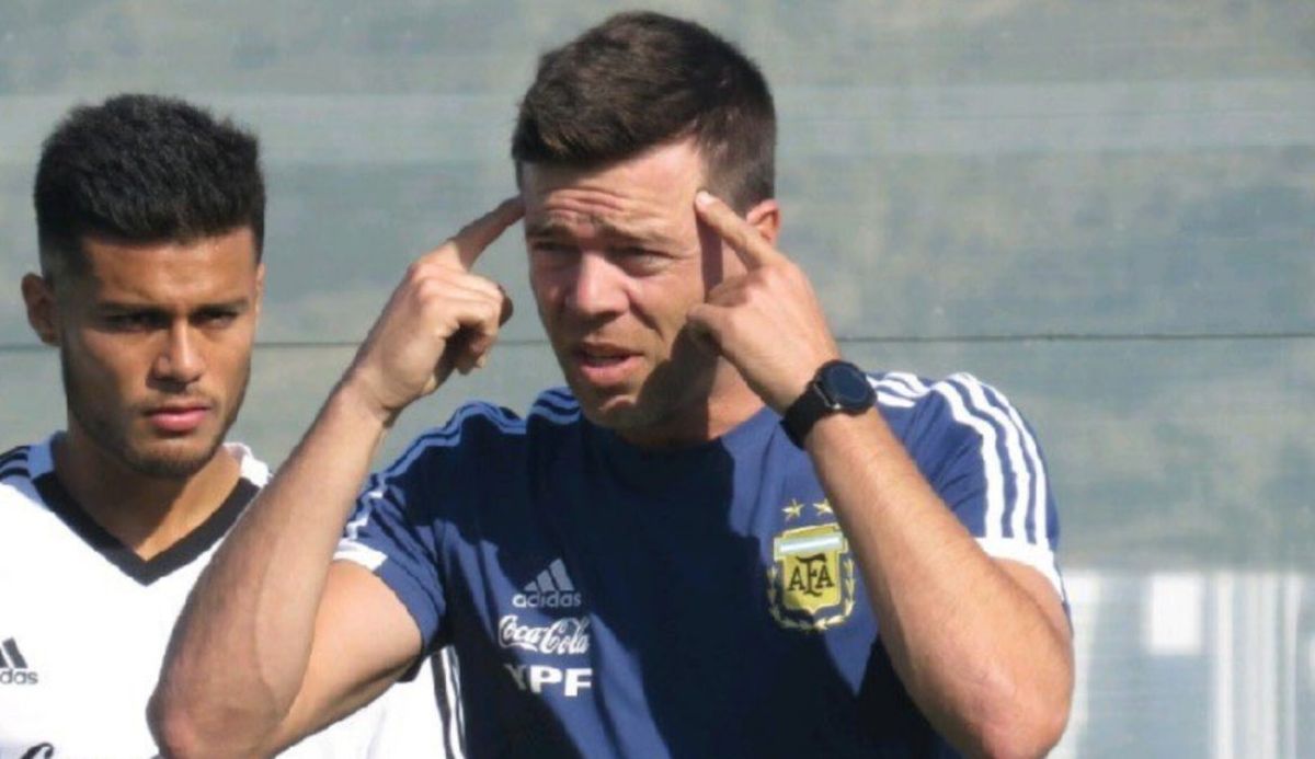Esteban Solari como parte del cuerpo técnico de la Selección argentina Sub 20 y 23.
