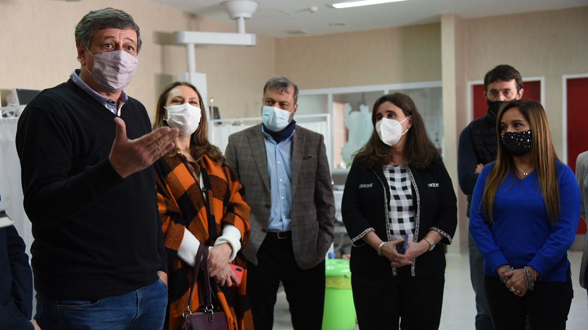 Daniel Orozco junto a la ministra de Salud, Desarrollo Social y Deportes, Ana Mar&iacute;a Nadal en la sala con las nuevas camas de terapia intensiva.