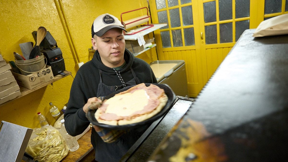 El oyente de Brava y cantante trabaja en la cocina de Pal'vecino Delivery, local de comidas rápidas ubicado en Carrodilla.