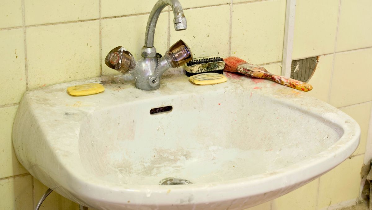 El jugo del limón o el agua oxigenada también pueden usarse para limpiar las manchas de jabón. El jugo del limón o el agua oxigenada también pueden usarse para limpiar las manchas de jabón.