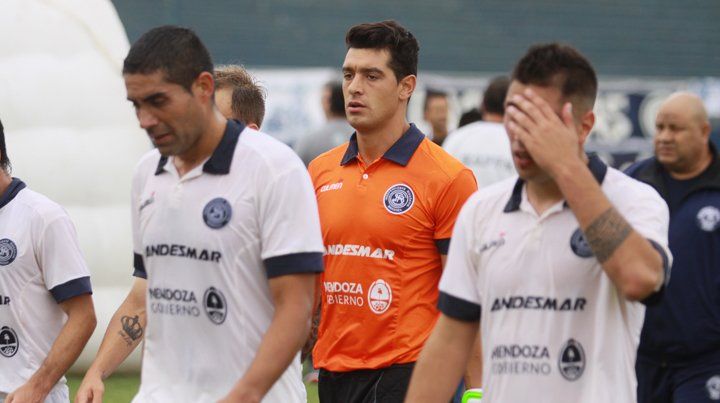 Creer o reventar: un cura bendijo la cancha de la Lepra