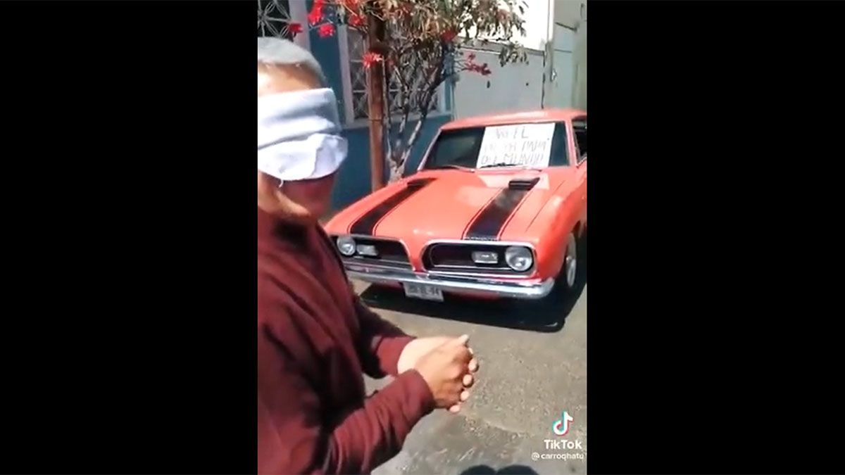 En el video se puede ver al padre del joven con los ojos vendados frente a un auto rojo.